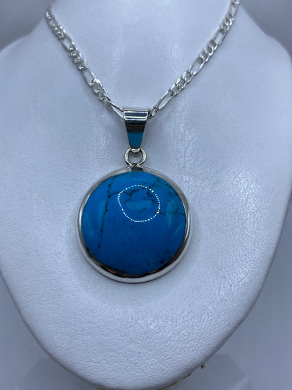 Detalle frontal del dije mostrando la turquesa azul engastada en plata .950