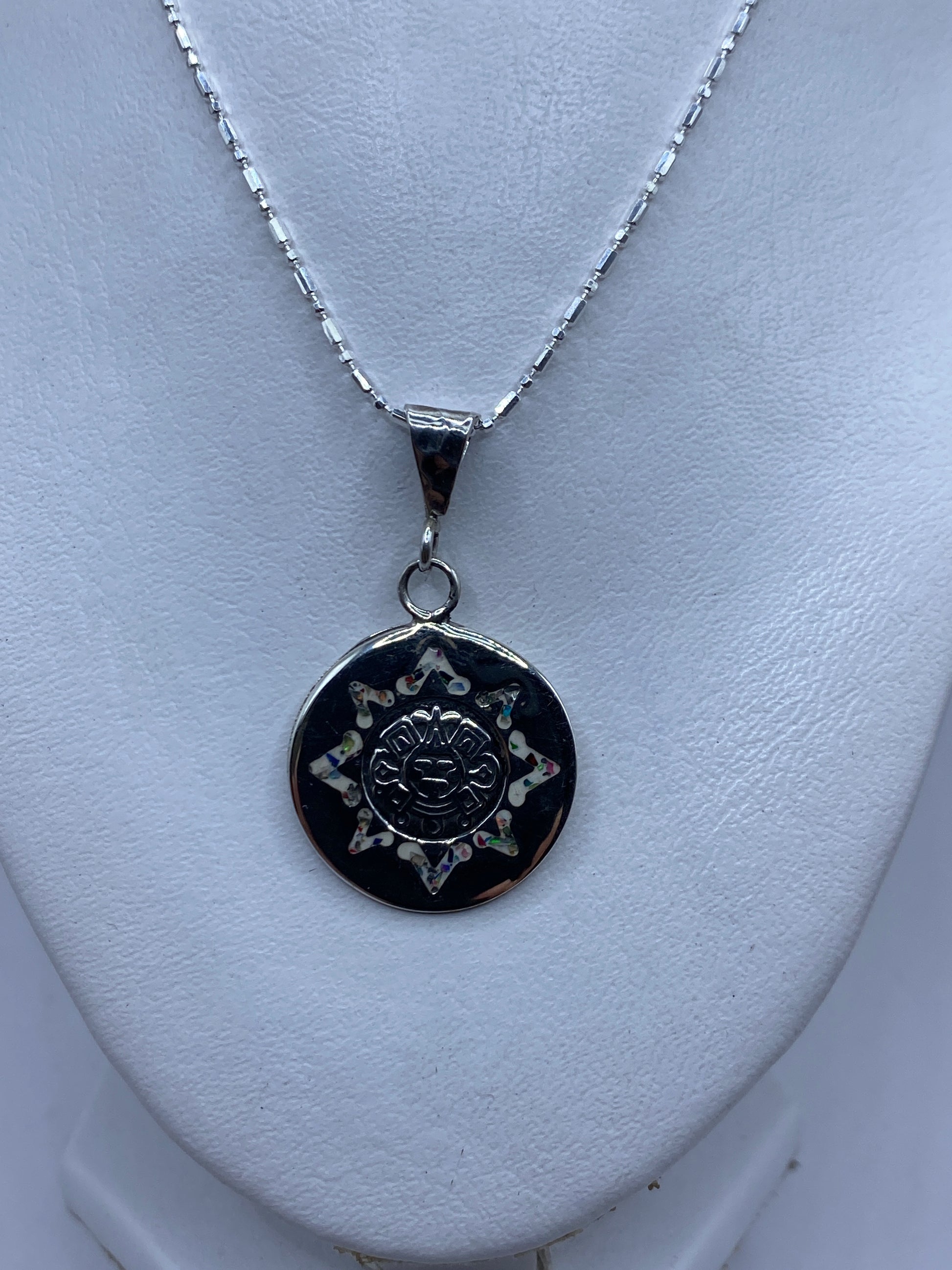 Dije de 4.5 cm puesto en un collar de plata mostrando el tamaño real