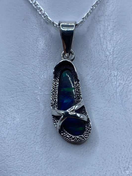 Dije de plata .950 con ópalo de fuego azul, 4.3 cm, engastado a mano — vista frontal