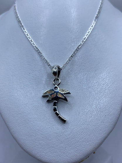 Detalle de la incrustación del ópalo de fuego en las hojas de la palmera