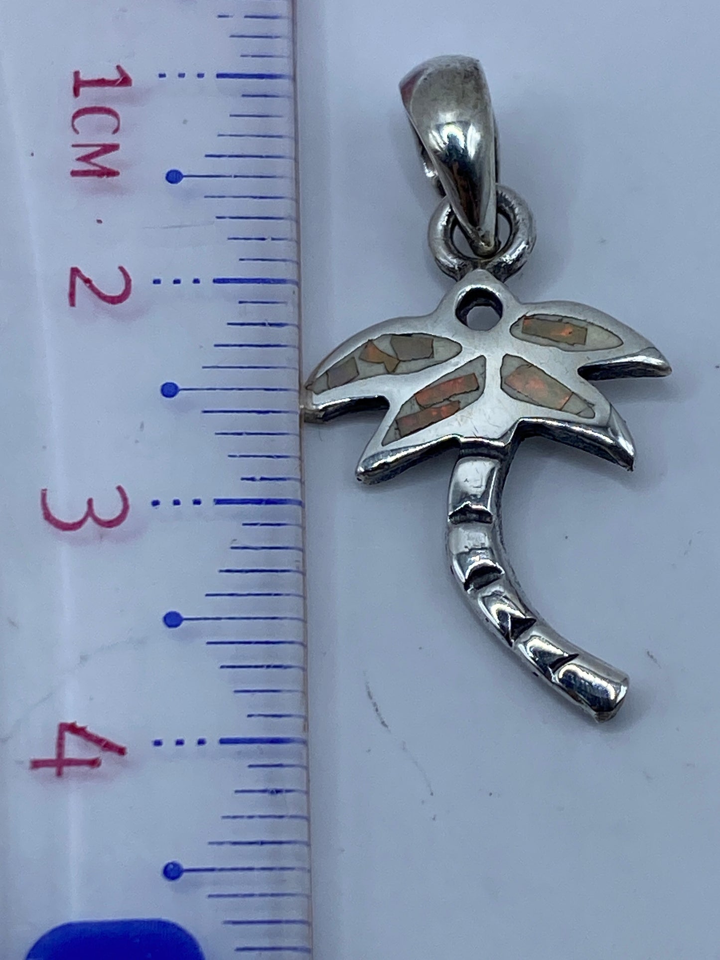 Medición del dije de 3.8 cm de largo con Quinto .950 visible