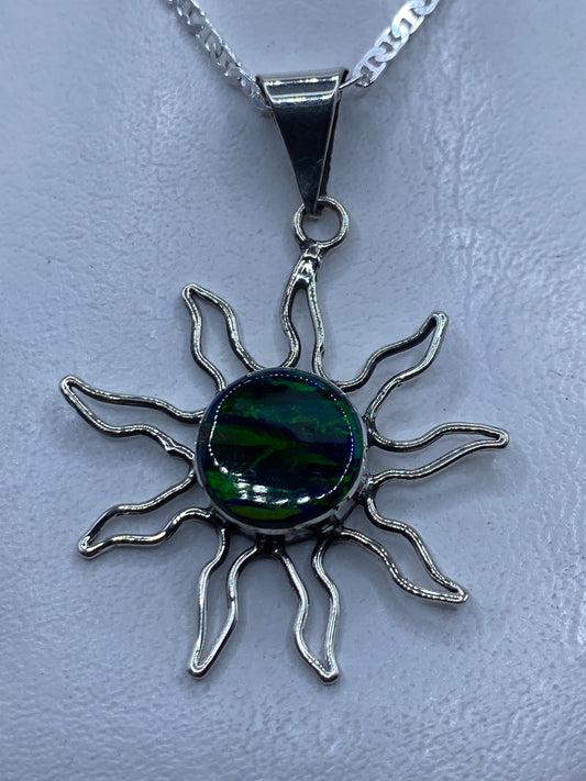Dije sol de plata .950 con Ópalo de Fuego azul, rayos curvados artesanales de Taxco