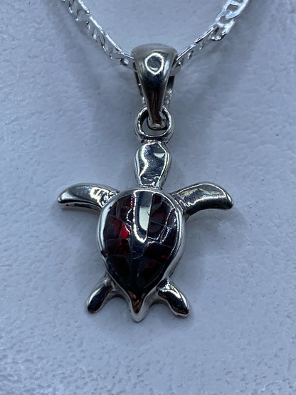 Dije de plata .950 en forma de tortuga con Ópalo de Fuego rojo engastado a mano, colgando de una cadena plateada
