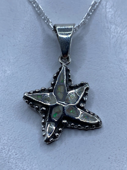 Dije de plata .950 en forma de estrella marina con ópalo de fuego multicolor, colgante sin cadena