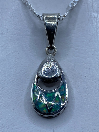 Dije de plata con ópalo de fuego azul cielo engastado a mano en Taxco