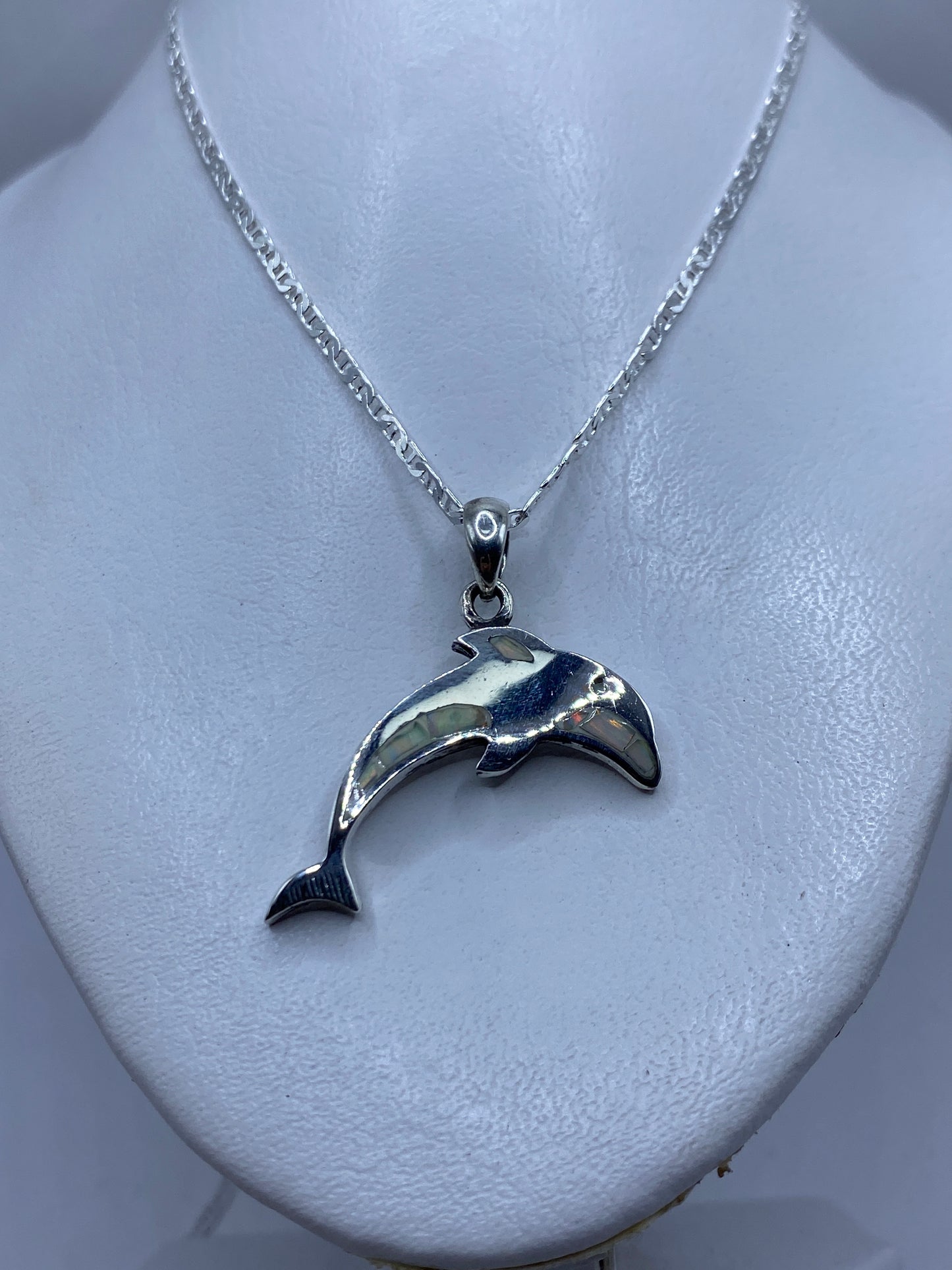 Detalle del engaste artesanal del ópalo de fuego en plata .950