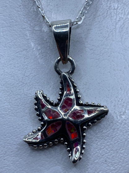 Dije de plata con Ópalo de Fuego rosa engastado a mano, colgando de una cadena plateada