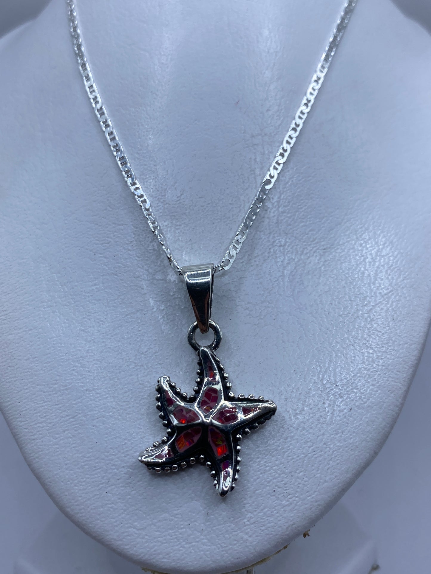 Detalle del Ópalo de Fuego rosa con reflejos dorados en engaste de plata .950
