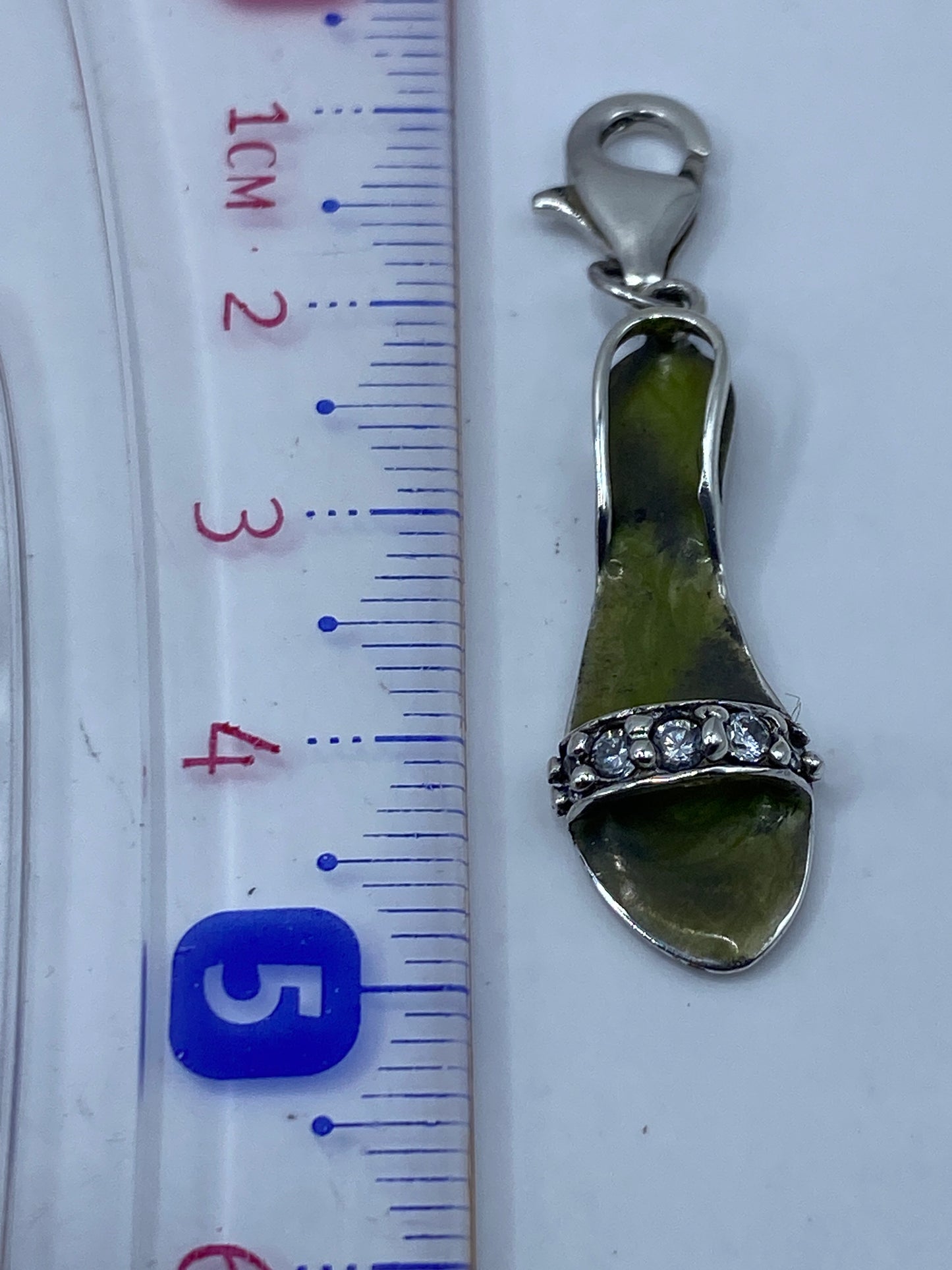 Detalle del engaste a mano de la circonia en plata .925