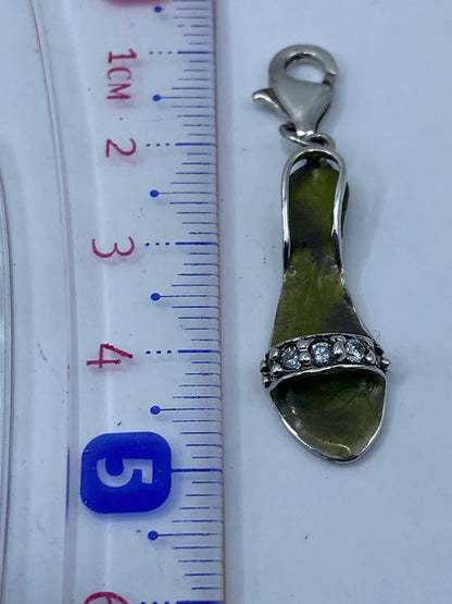 Detalle del engaste a mano de la circonia en plata .925