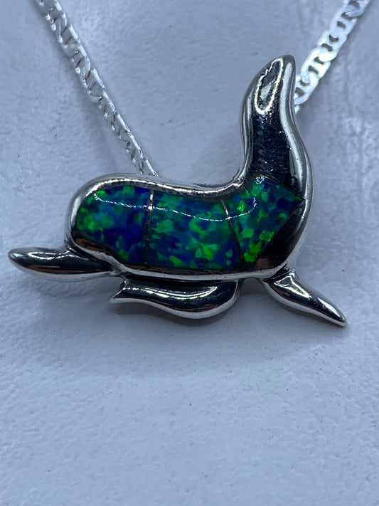 Dije delfín en plata .925 con ópalo de fuego azul, colgante de una cadena plateada