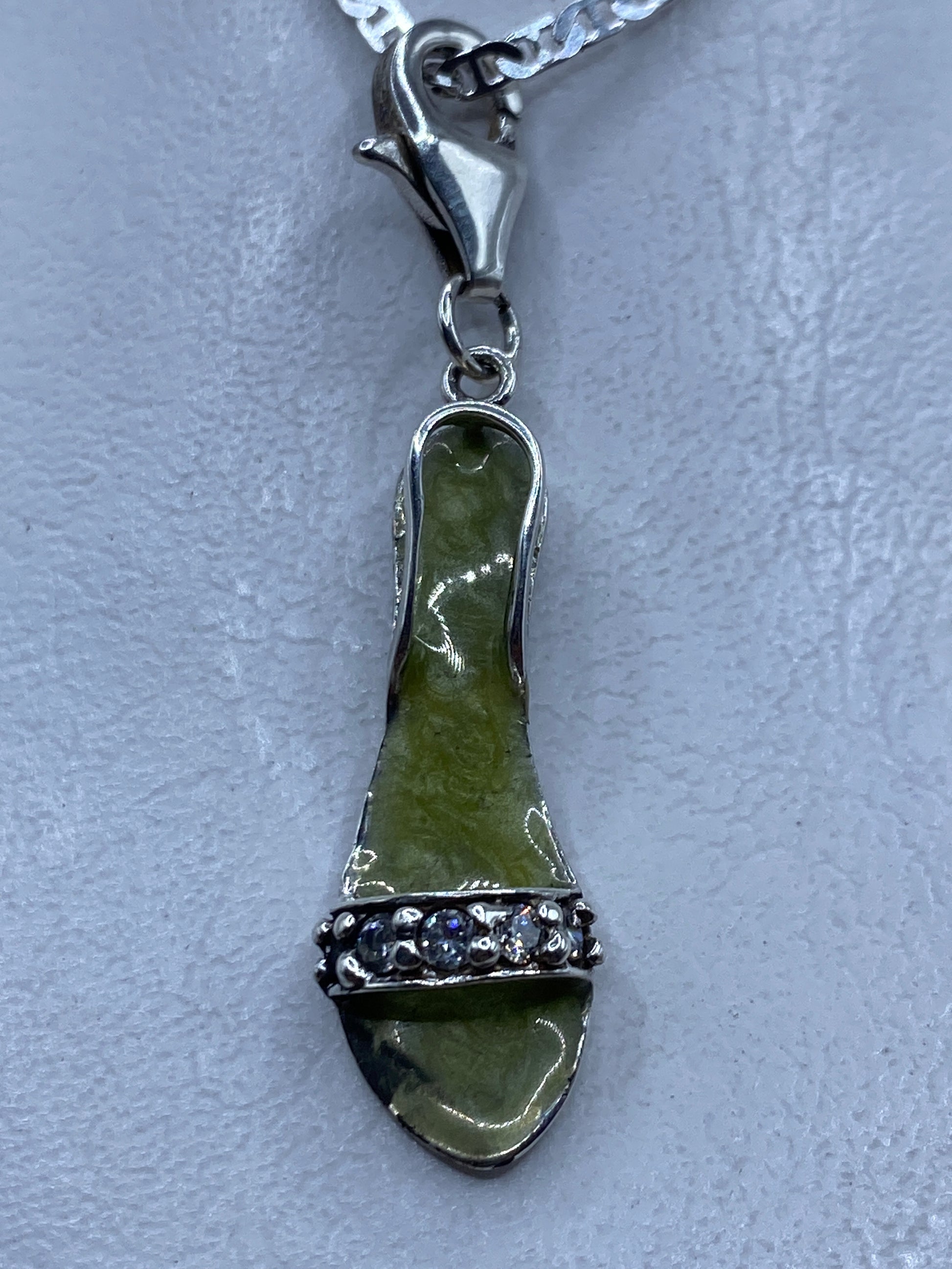 Dije de plata .925 con circonia verde olivo, colgando de cadena plateada