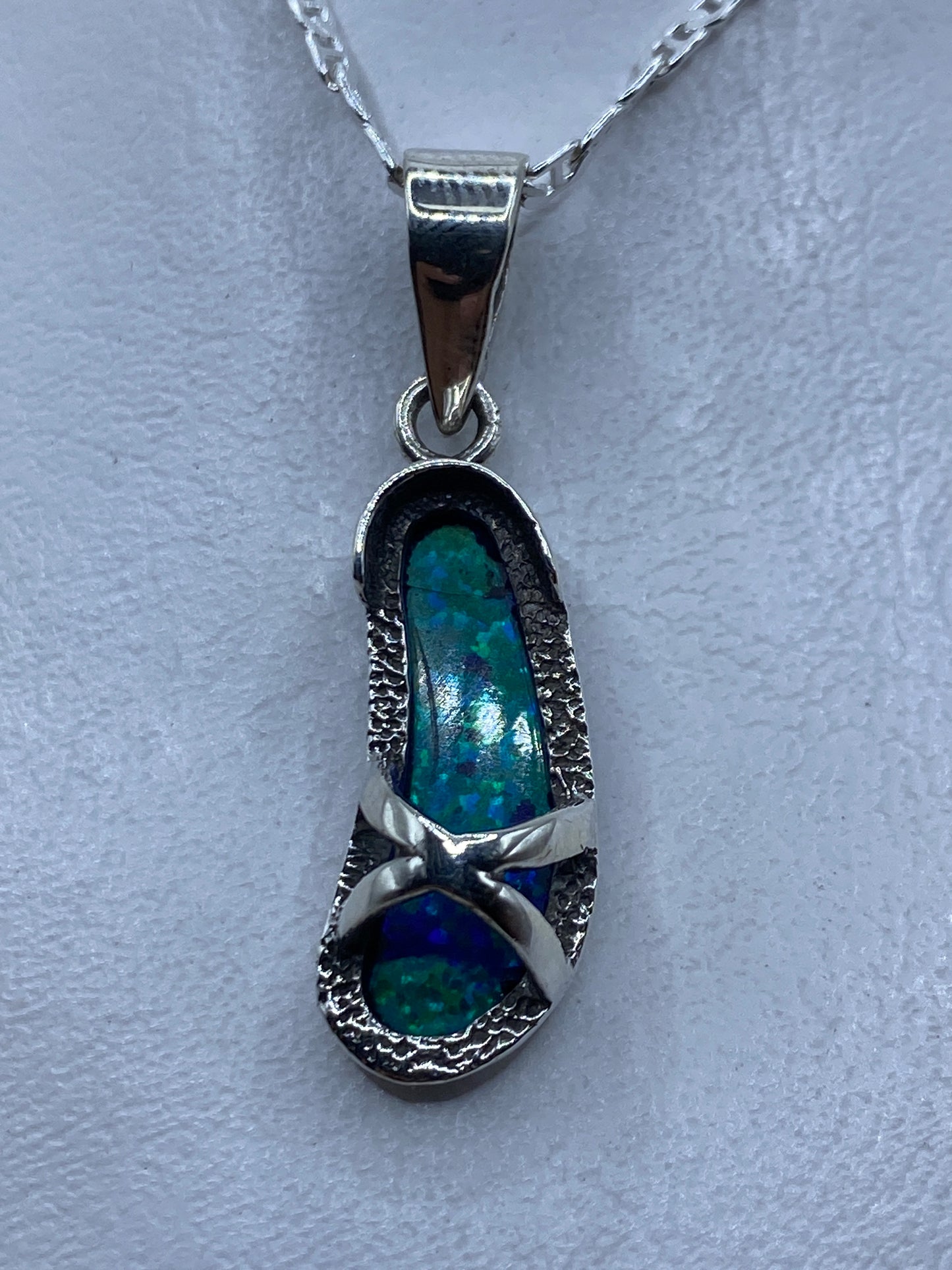 Dije de plata .950 con ópalo de fuego azul sobre cadena plateada, vista frontal
