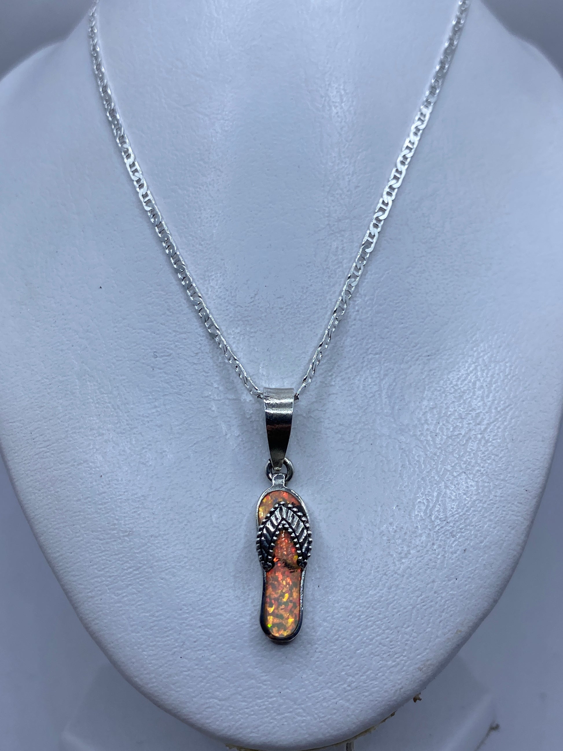 Detalle de la incrustación artesanal y acabado granulado del dije en plata Taxco