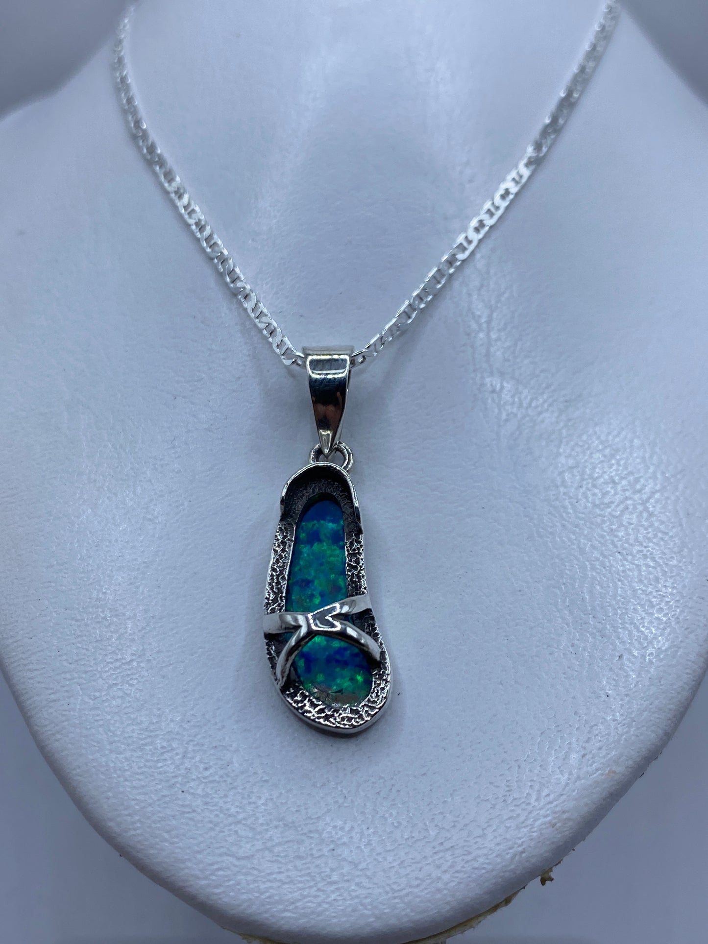 Dije de 4.4 cm sobre cadena de plata, mostrando el color azul profundo del ópalo