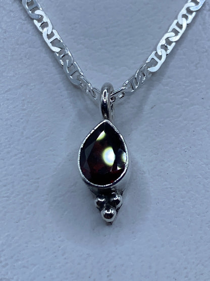 Dije de plata .925 con circonia roja facetada, 2.5 cm, colgante sin cadena