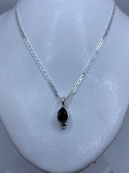 Dije de circonia roja sobre cadena de plata (solo para referencia, cadena no incluida)
