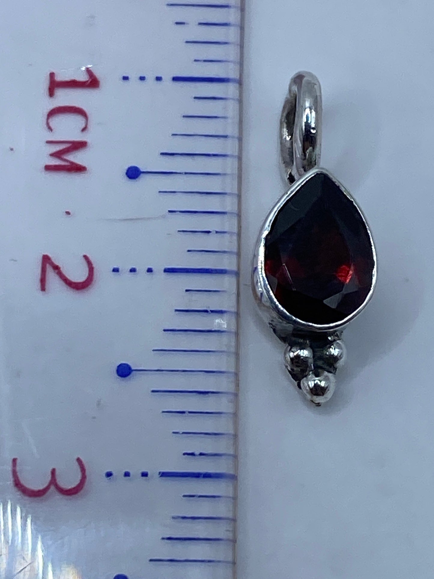 Peso y medida del dije: 0.9 g, 2.5 cm de largo