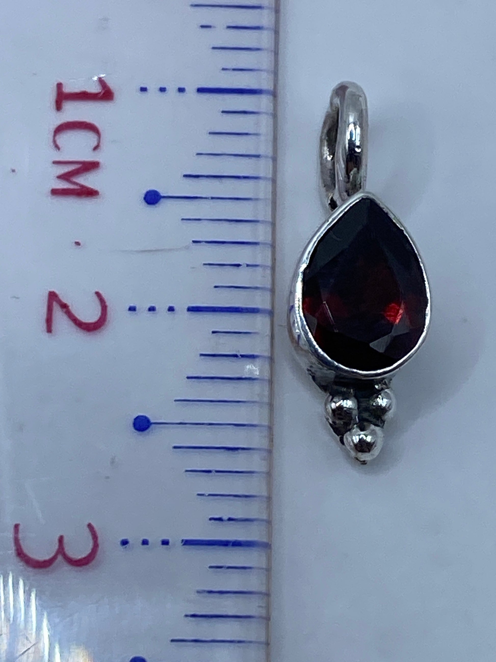 Peso y medida del dije: 0.9 g, 2.5 cm de largo