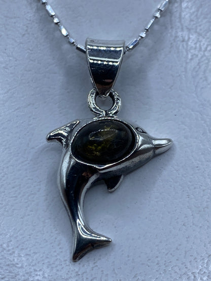 Dije de delfín en plata .925 con ámbar natural engastado, sobre cadena de perlas