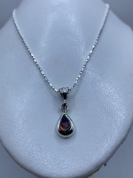Detalle del Opalo de Fuego multicolor engastado a mano en plata .925