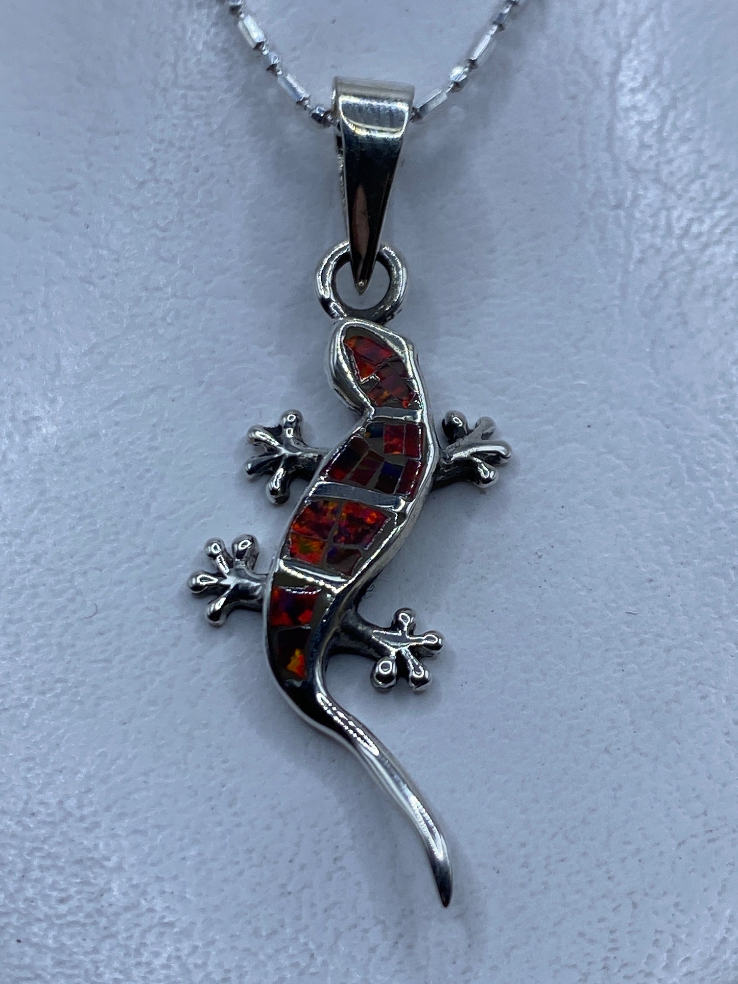 Dije de plata .950 en forma de lagartija con ópalo de fuego multicolor engastado