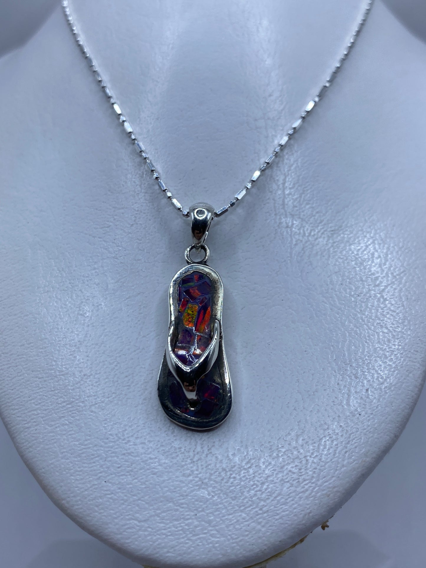 Detalle frontal del ópalo de fuego morado con reflejos púrpura y cálidos