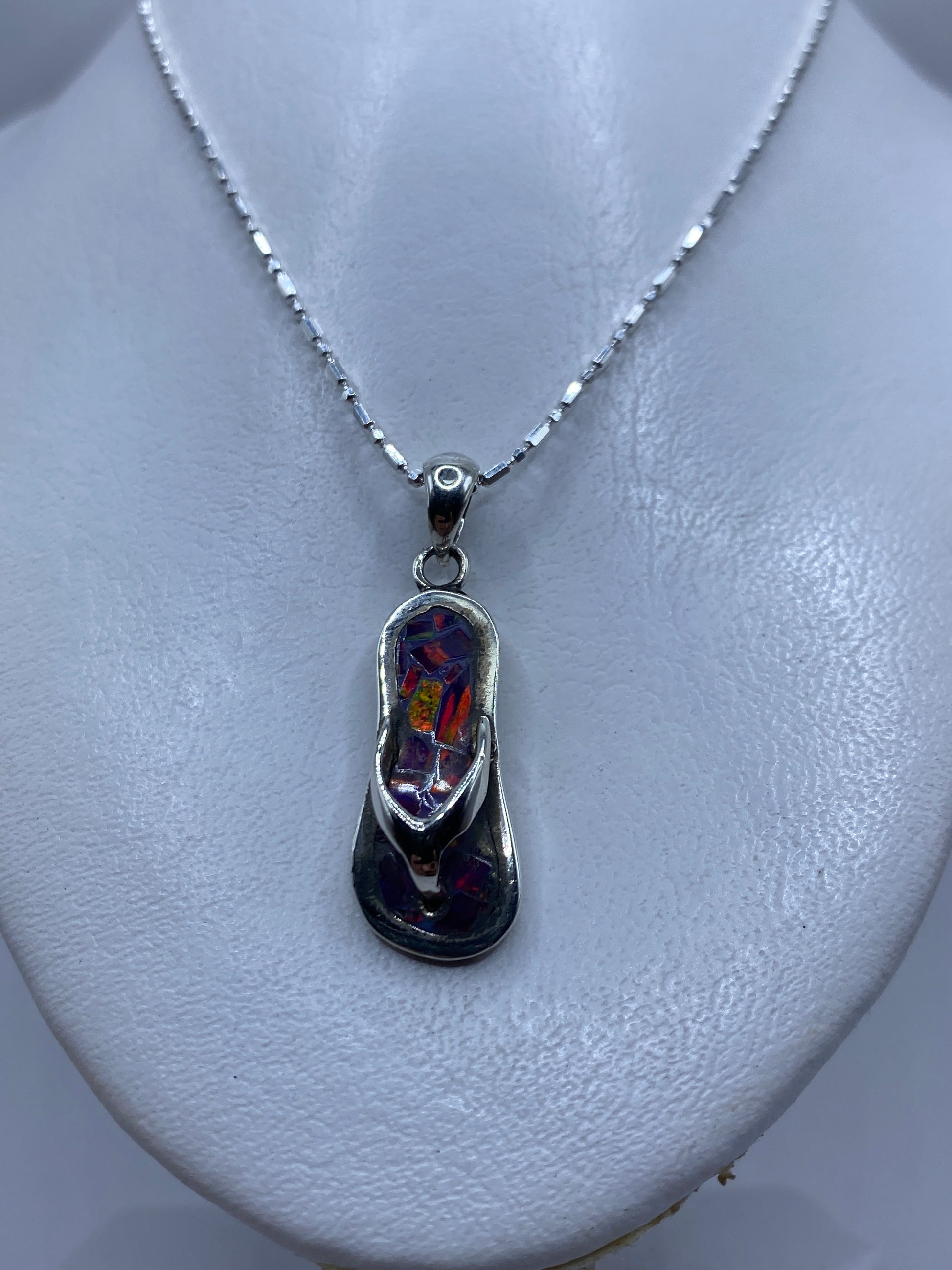 Detalle frontal del ópalo de fuego morado con reflejos púrpura y cálidos