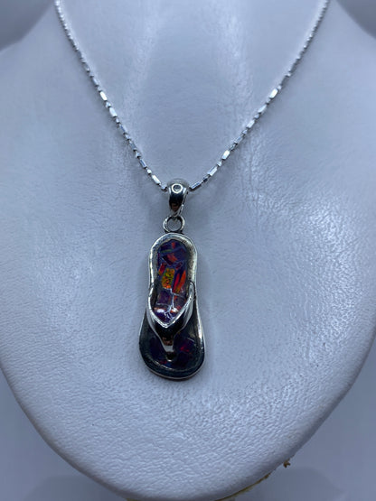 Detalle frontal del ópalo de fuego morado con reflejos púrpura y cálidos
