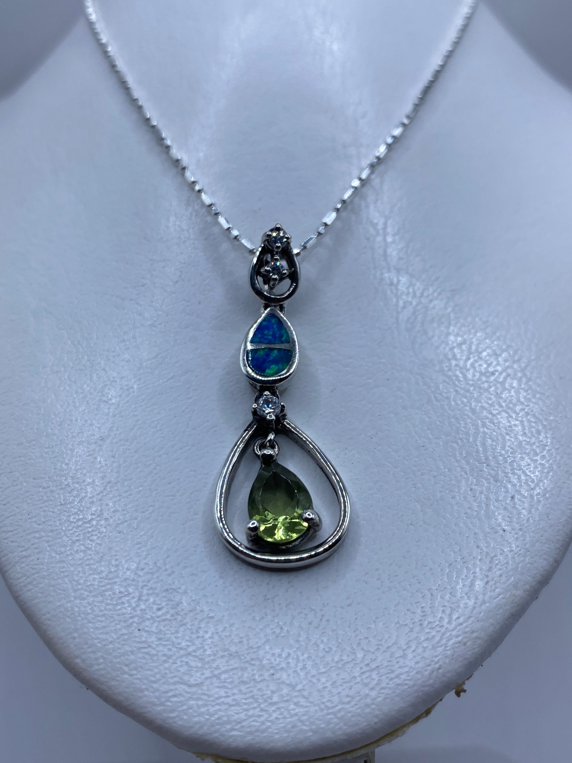 Dije de plata con Ópalo de Fuego y peridoto verde, 4.5 cm de largo
