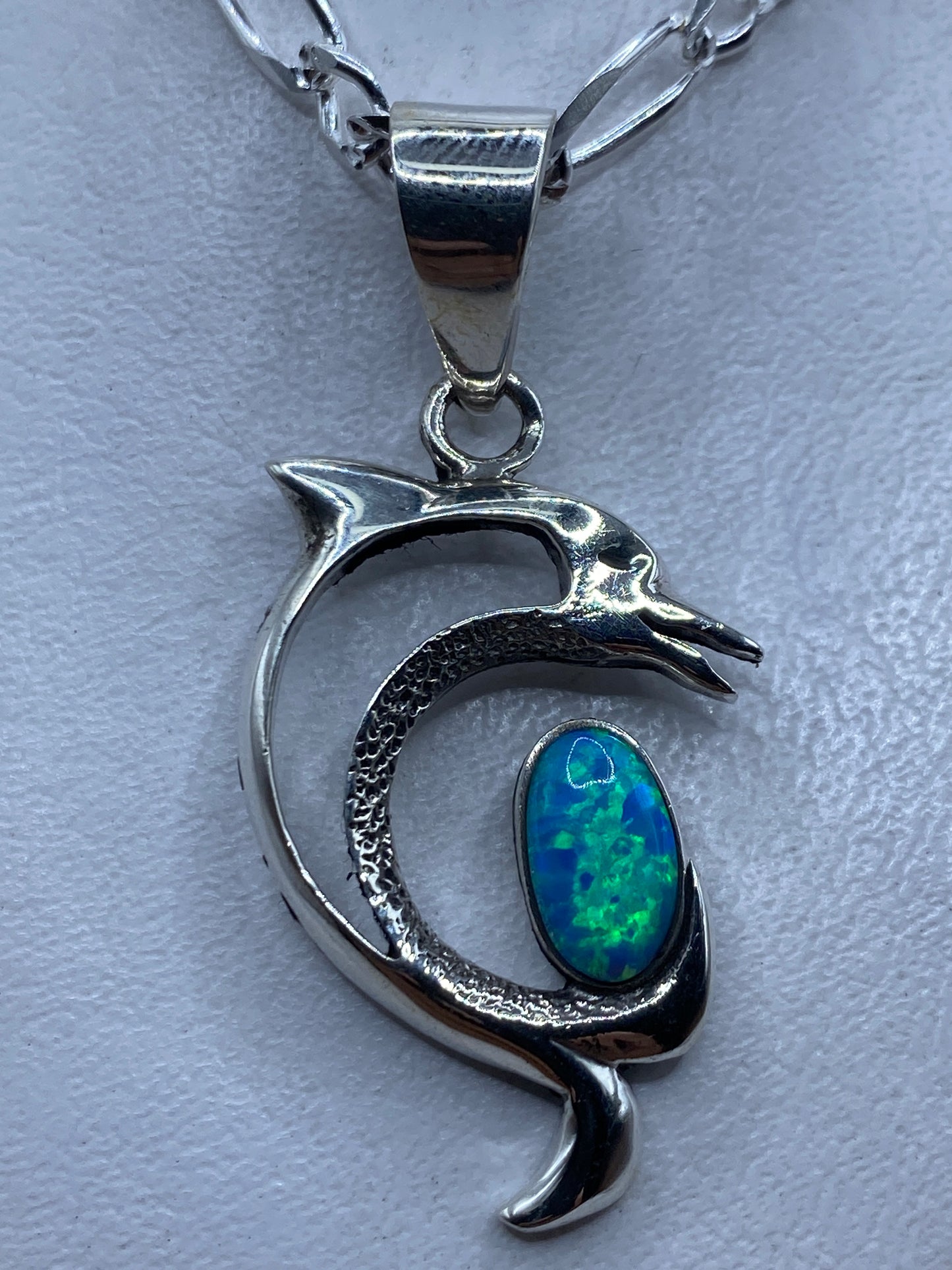 Dije serpiente en plata .950 con Ópalo de Fuego azul cielo, visto al frente