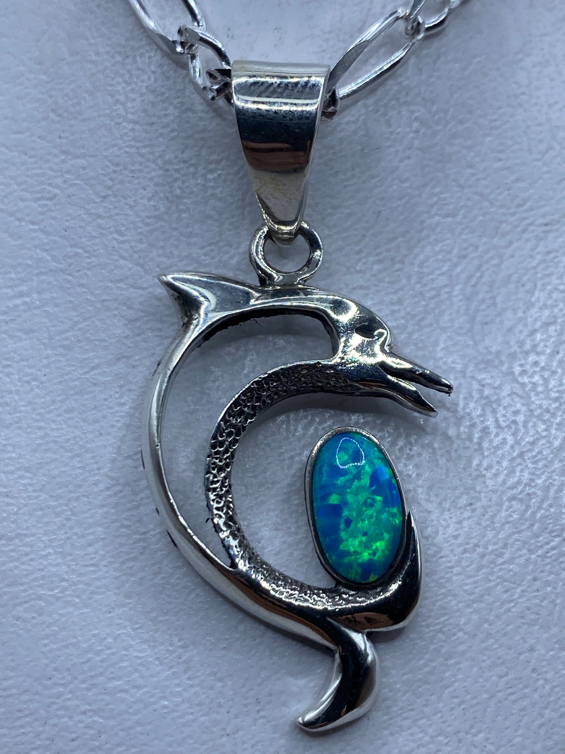 Dije serpiente en plata .950 con Ópalo de Fuego azul cielo, visto al frente