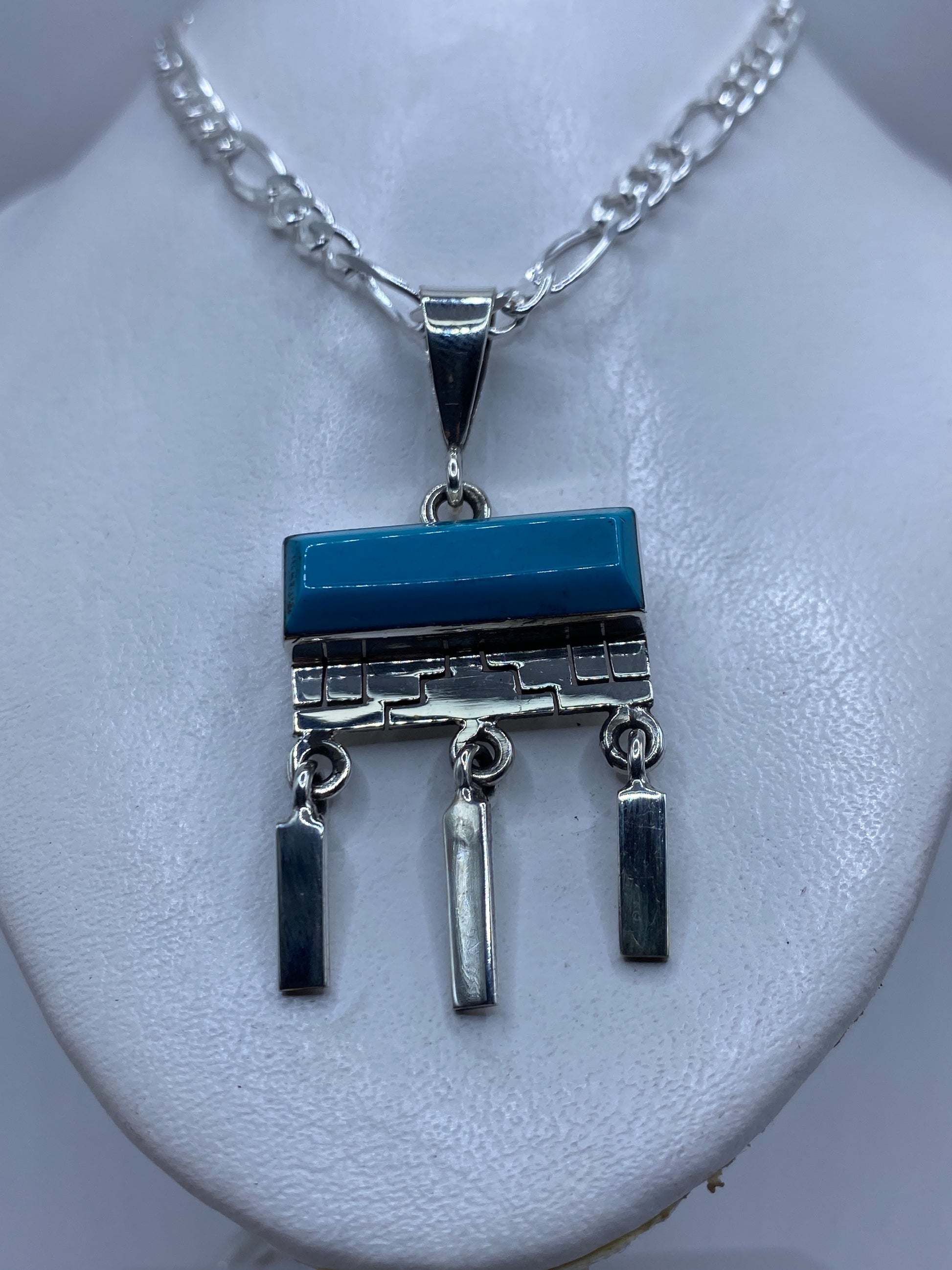 Detalle de la turquesa azul natural incrustada en plata, mostrando el trabajo a mano