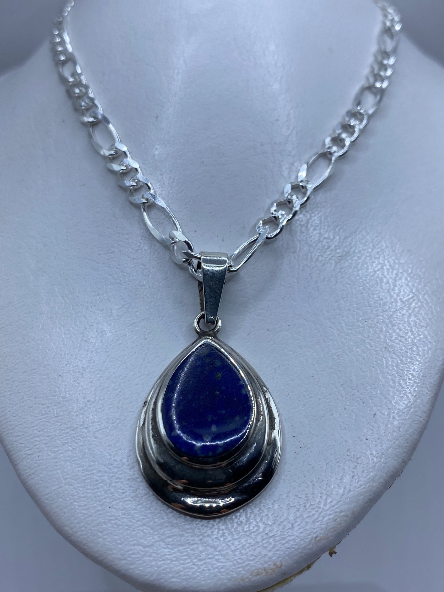 Detalle del engaste a mano de la piedra azul en plata de Taxco