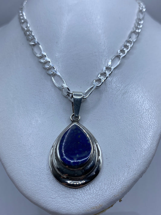 Detalle del engaste a mano de la piedra azul en plata de Taxco