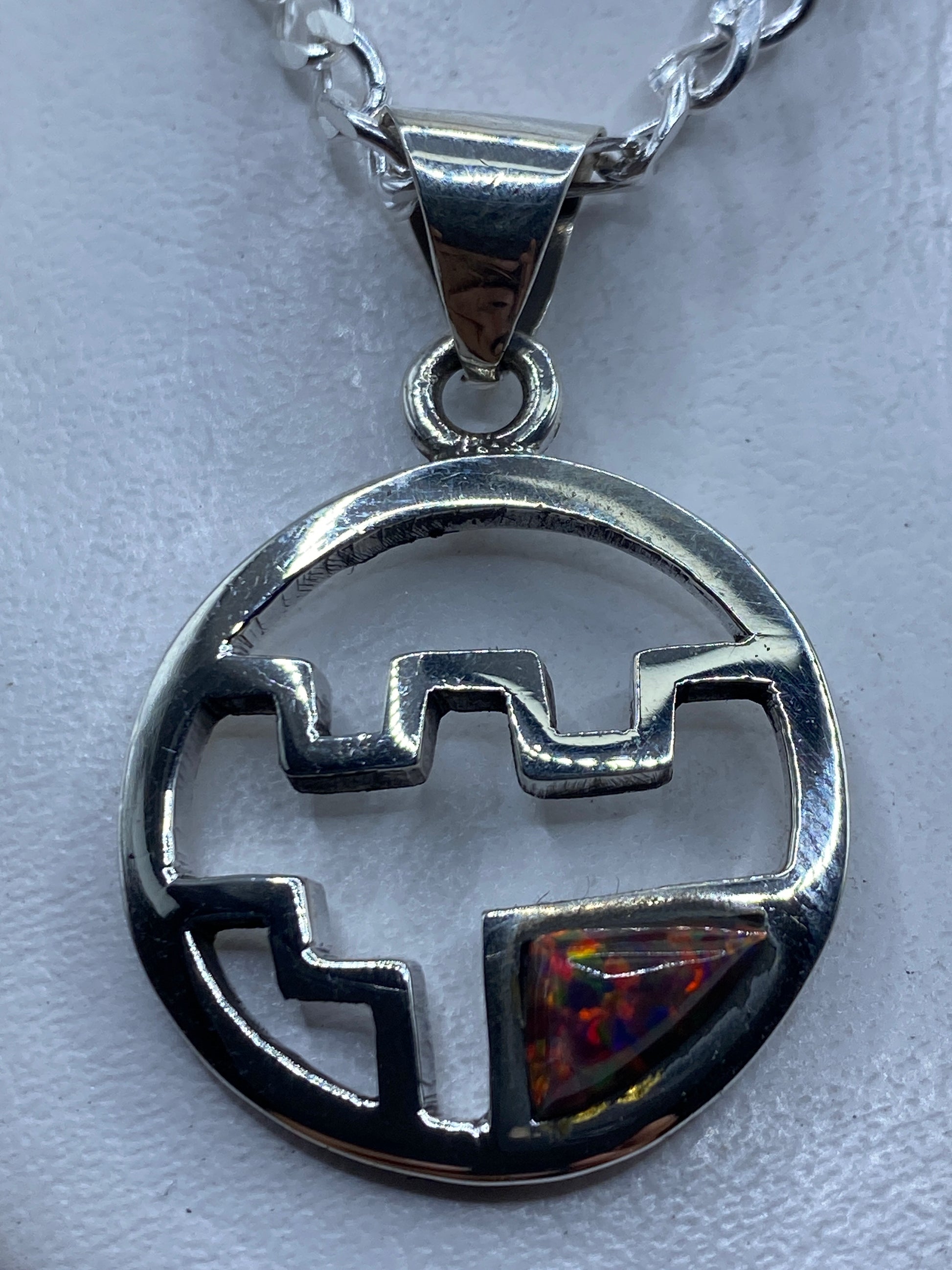 Dije de plata cruz calada con ópalo de fuego multicolor en cadena de plata