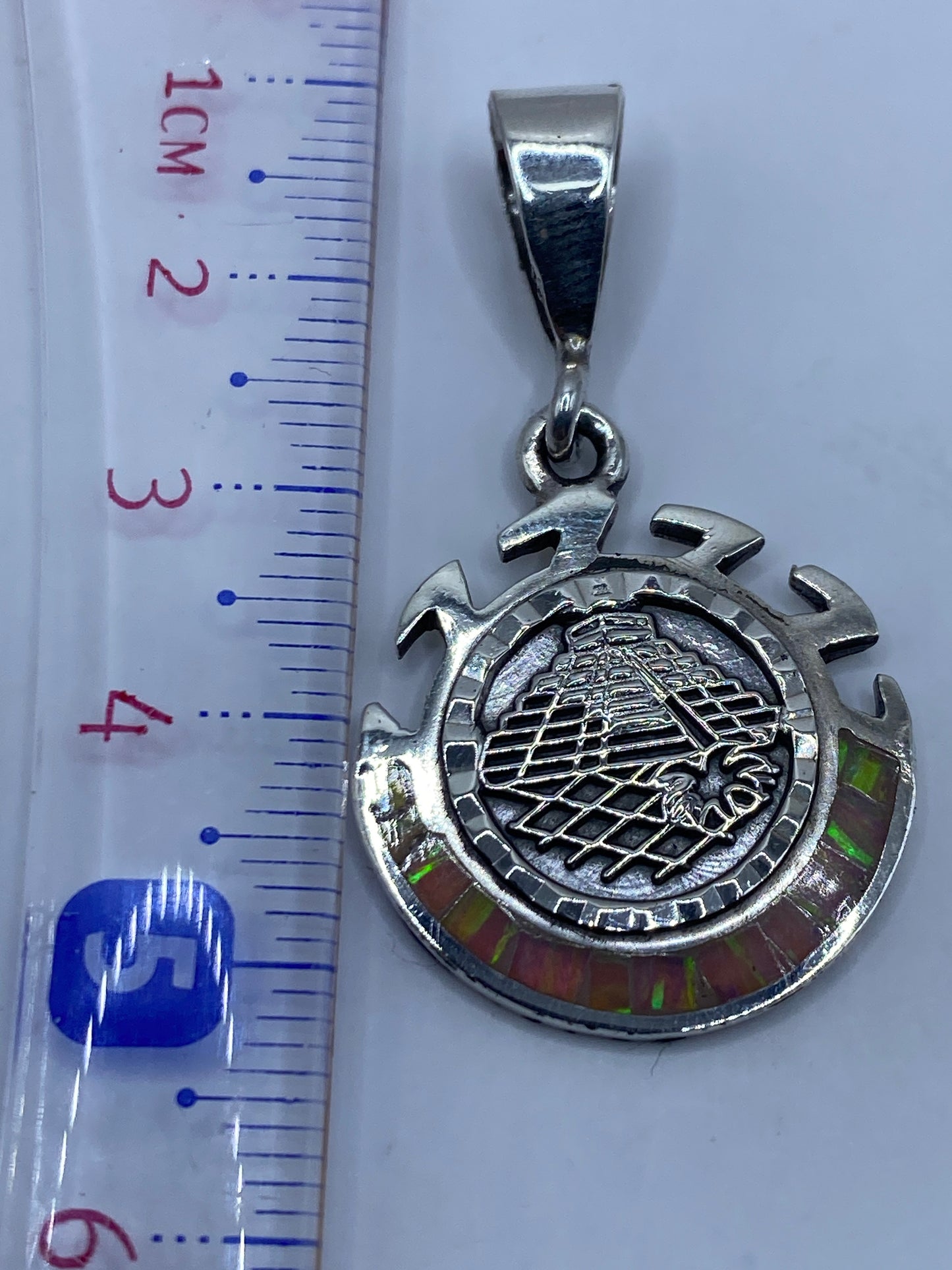Reverso del dije con marcado .950 y sello MINMUNDO de Taxco