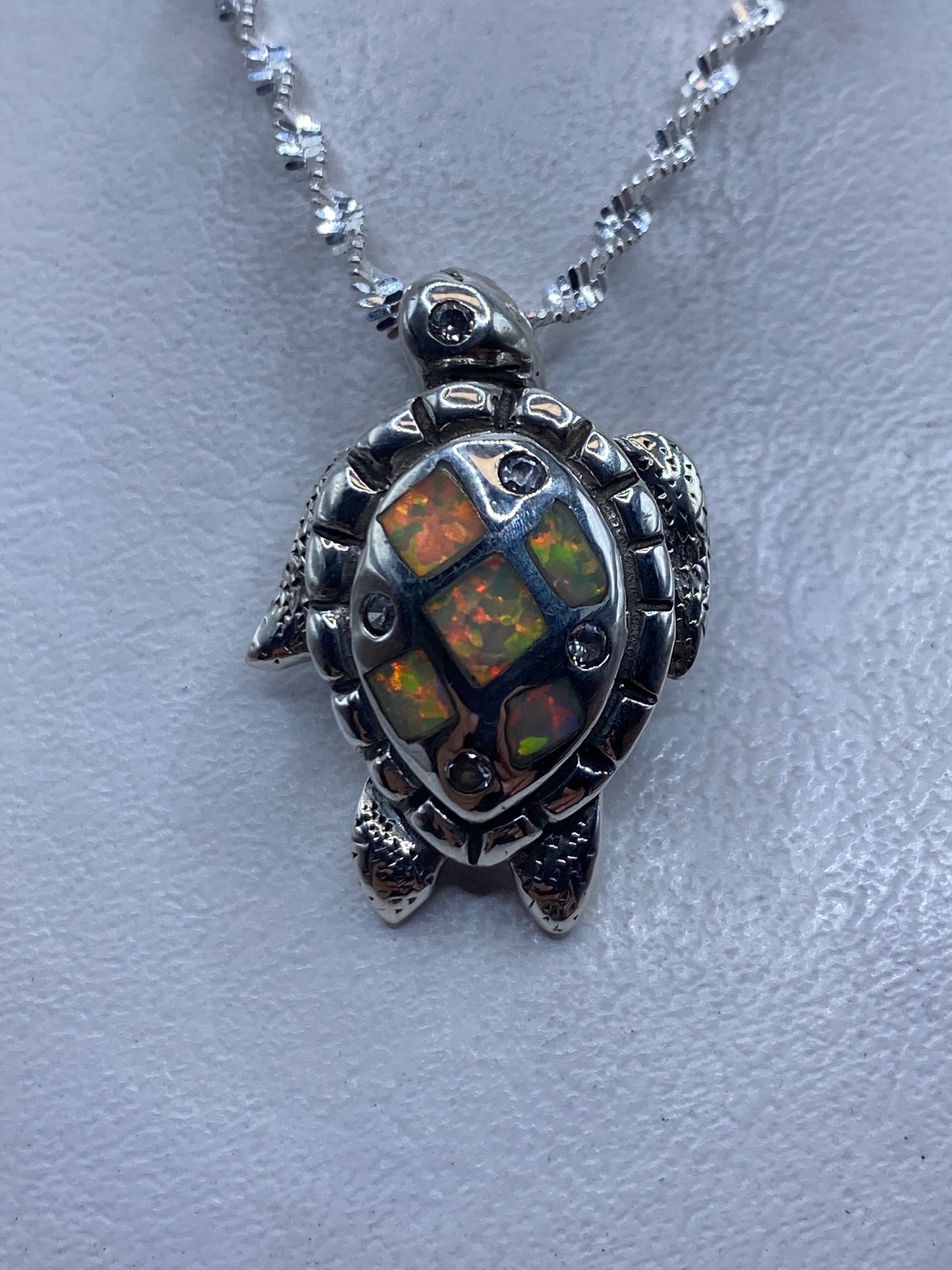 Dije tortuga de plata .925 con ópalo de fuego multicolor en cadena de plata