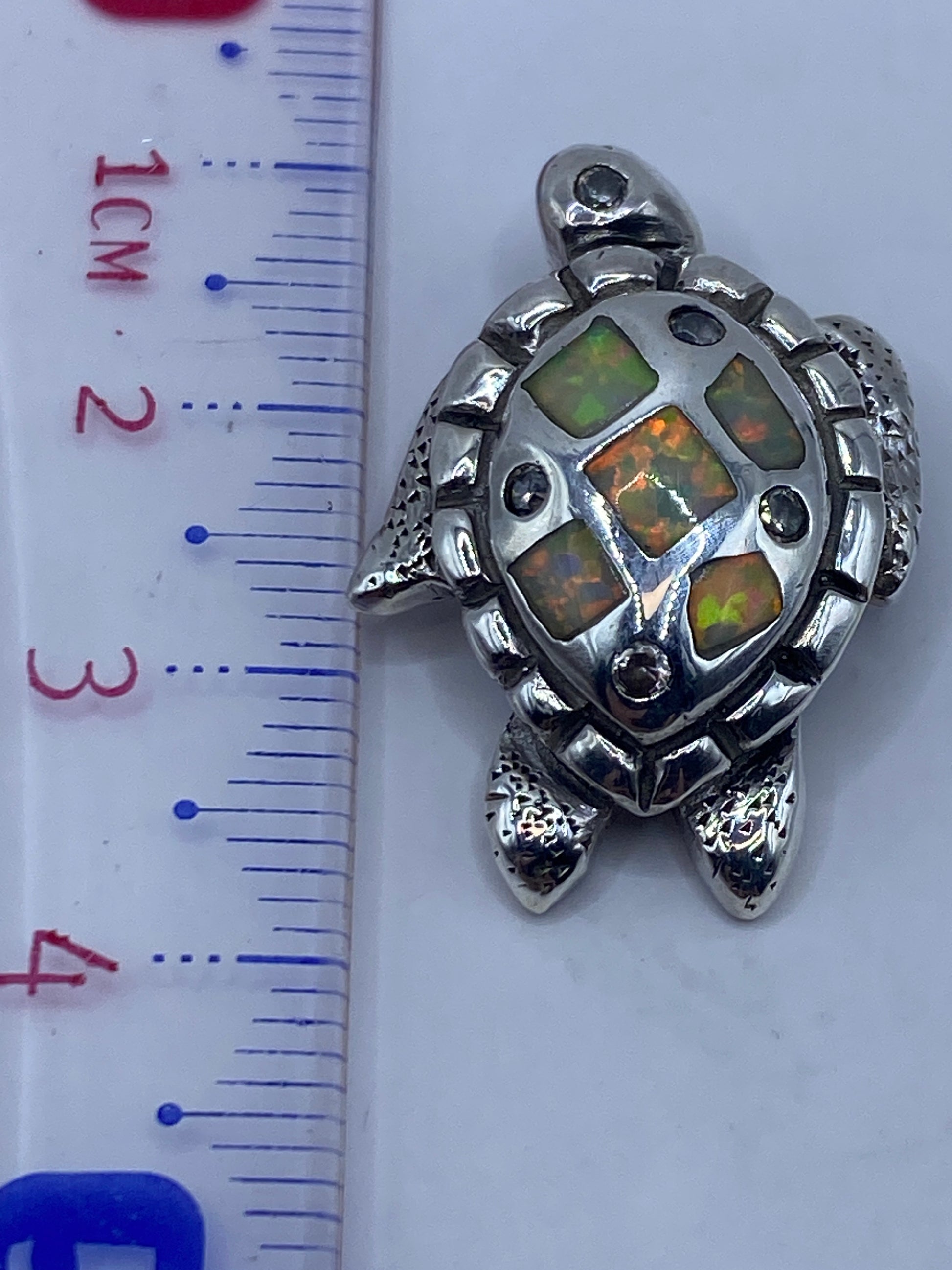Dije tortuga de plata sobre fondo blanco, 3.4 cm, mostrando el Quinto .925