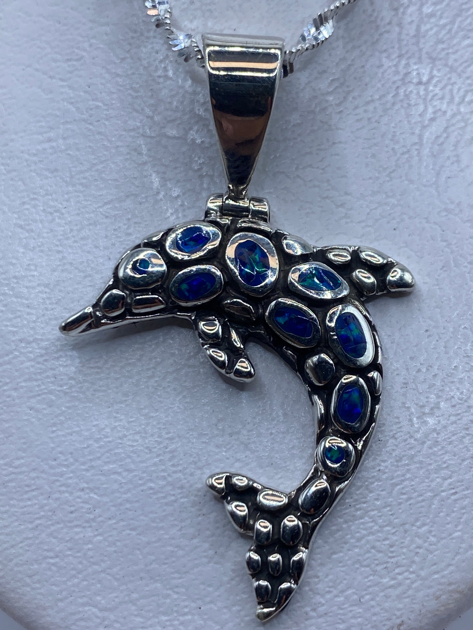 Dije de plata .950 con ópalo de fuego azul engastado en forma étnica, 5.4 cm de largo