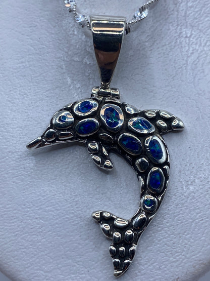 Dije de plata .950 con ópalo de fuego azul engastado en forma étnica, 5.4 cm de largo