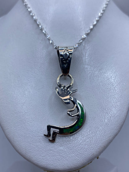 Detalle del ópalo de fuego con tonos verde y cálido incrustado en plata .925