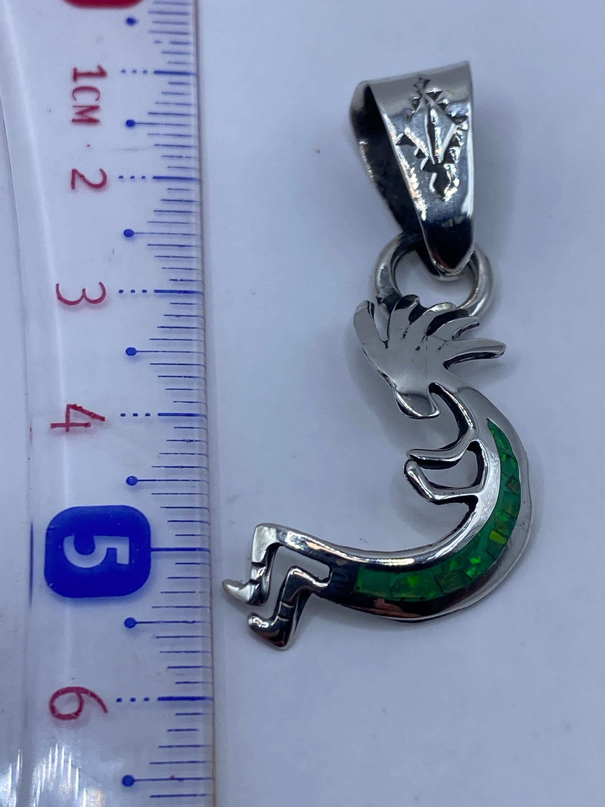 Reverso del dije mostrando marcado .925 y acabado de incrustación a mano