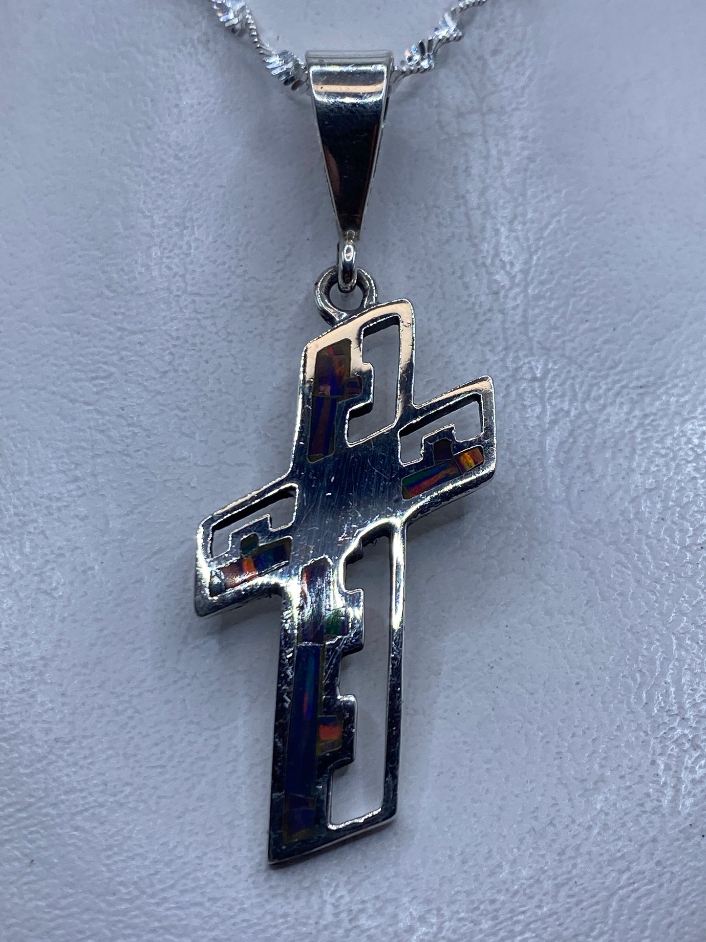 Dije de cruz en plata .950 con Ópalo de Fuego multicolor — rojo, naranja, verde, azul