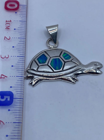 Reverso del dije de tortuga mostrando el Quinto .925 grabado en la plata