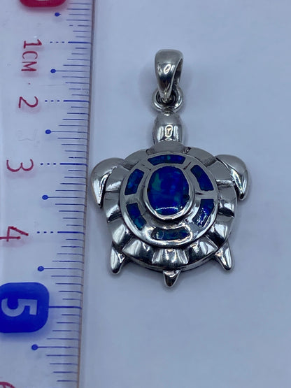 Reverso del dije tortuga mostrando el Quinto 950 grabado y el acabado pulido