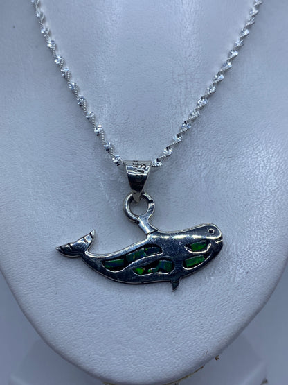 Dije de plata ópalo fuego mostrado sobre regla de medición: 3.7 cm de largo