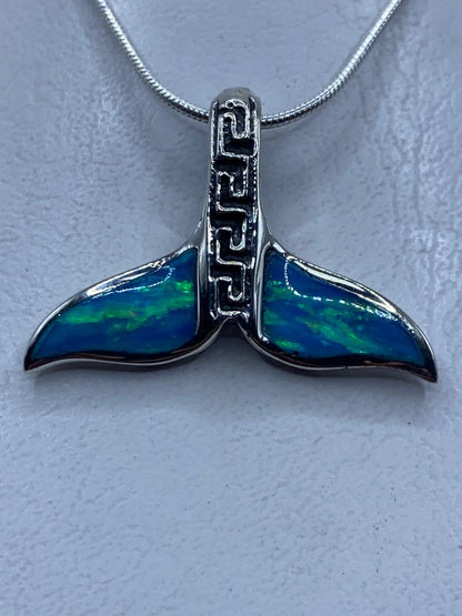 Dije de plata en forma de cola de ballena con ópalo de fuego azul cielo, colgando de cadena plateada