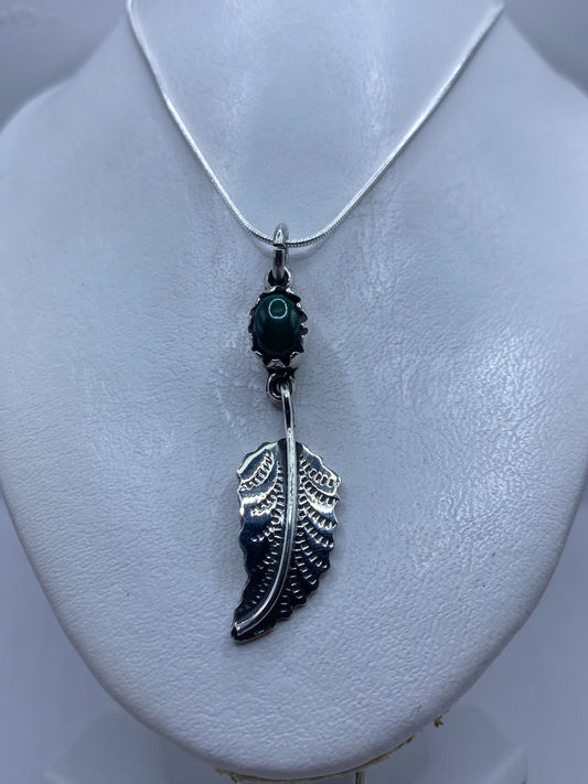 Detalle del engaste de malaquita en plata .925 y la talla de ala artesanal
