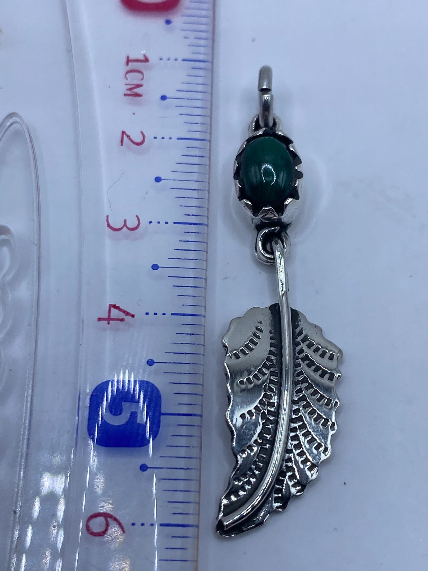 Reverso del dije mostrando el Quinto .925 y el acabado pulido